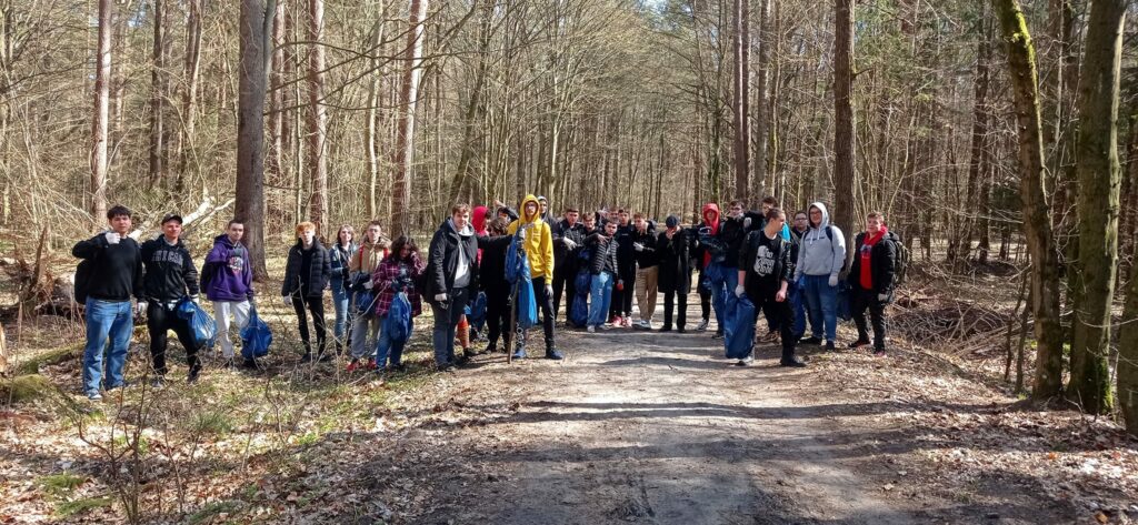 Uczniowie z Olsztyna posprzątali drogę od szkoły do Jeziora Długiego oraz tereny wokół niego przyroda Olsztyn, Wiadomości