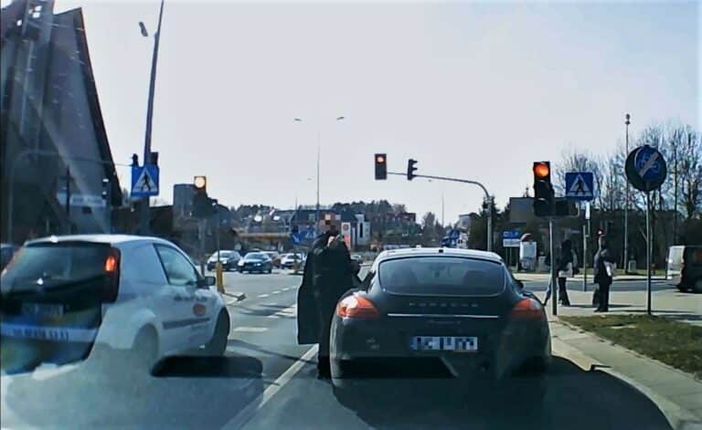 Agresywny kierowca porsche namierzony przez policję. Grozi mu 30 tys. złotych grzywny