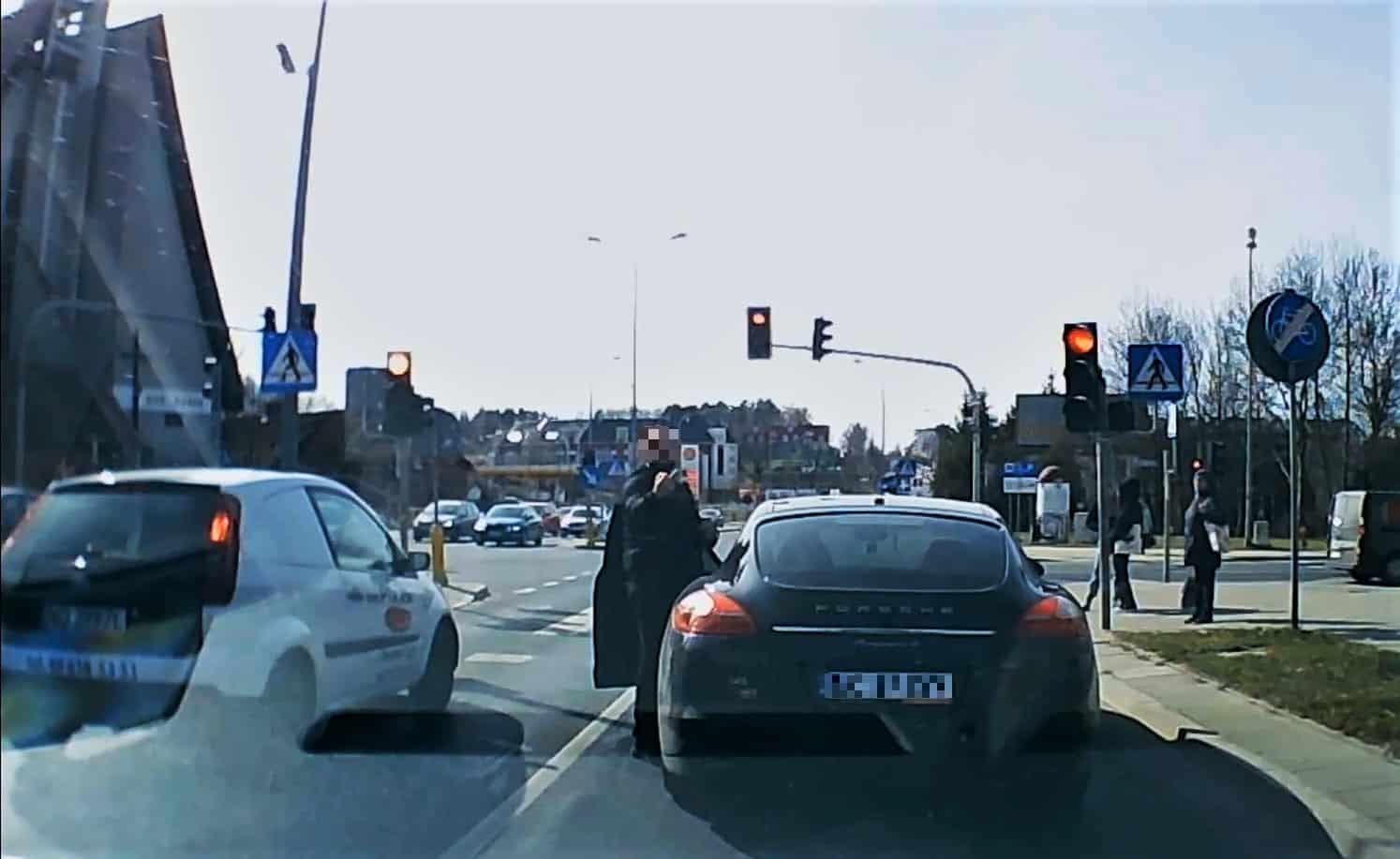 Agresywny kierowca porsche namierzony przez policję. Grozi mu 30 tys. złotych grzywny Olsztyn, Wiadomości, Wideo