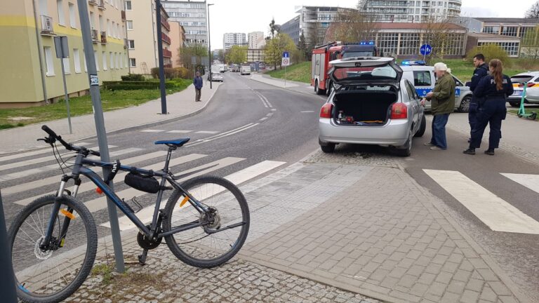 Zderzenie 19-letniego rowerzysty z autem osobowym