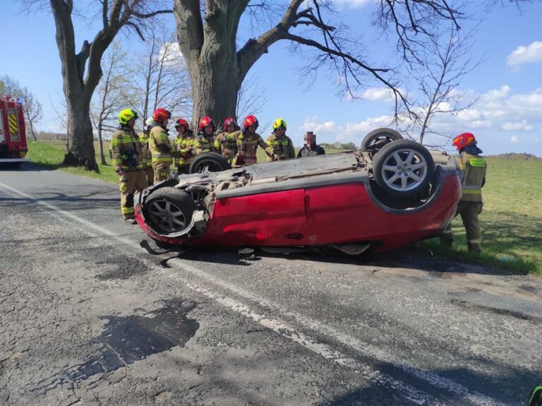 Pojazdem podr&oacute;żowała kobieta z 5-letnim dzieckiem. Auto dachowało