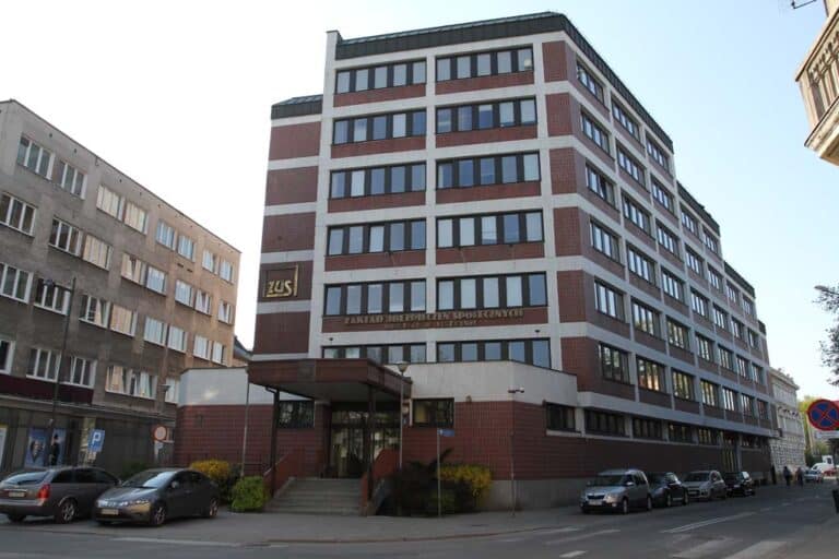 Wypłata „czternastki”. Czy trzeba składać wniosek?