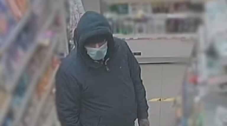 Olsztyńscy policjanci ustalają dane personalne mężczyzny, który może mieć związek z przestępstwem