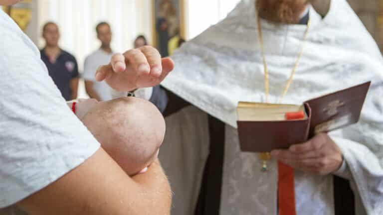 Jakie są najmodniejsze ubranka do chrztu dla chłopców? Podpowiadamy!