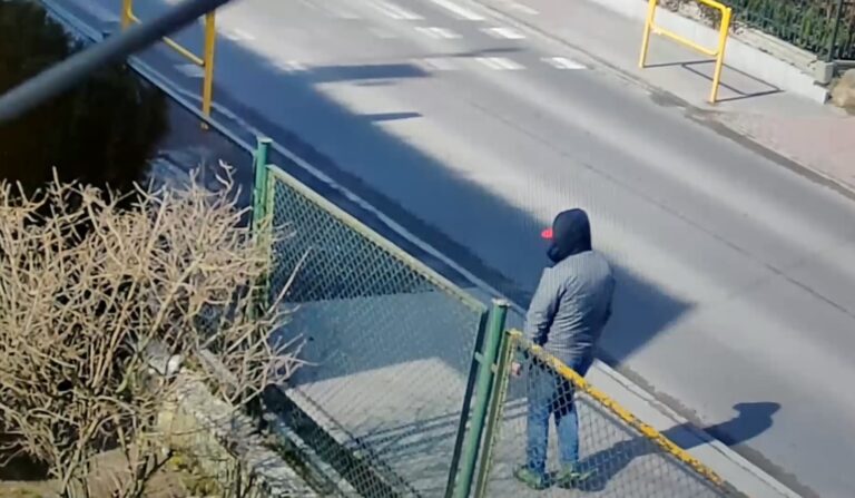 Podejrzany typ kręcił się w rejonie szkoły podstawowej, aż w końcu doszło do niechlubnego aktu
