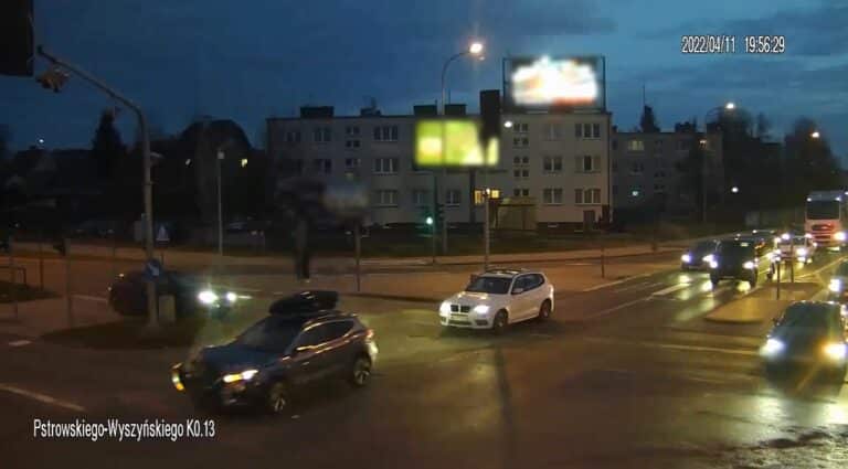 Poważna kolizja na skrzyżowaniu ul. Synów Pułku i Pstrowskiego. Wiadomo dlaczego wjechał na „czerwonym”