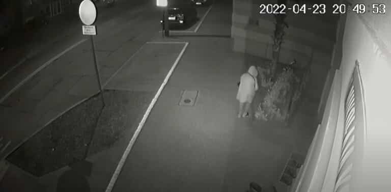 Chytra baba z Olsztyna? Żenujące zachowanie nagrane przez monitoring