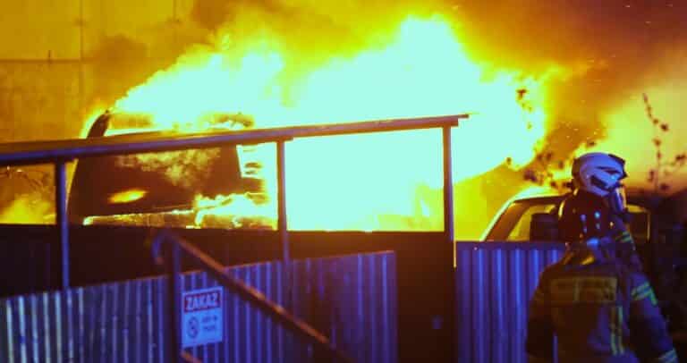 Spłonęło kilka pojazdów na ul. Złotej w Olsztynie. Jest nagranie