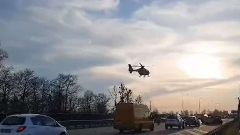 Śmigłowiec wylądował na S7. Medycy podejmowali akcję wobec potrzebującego dziecka