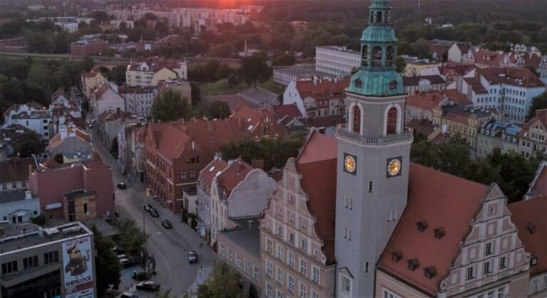 Cena za metr to przesada? W samym sercu Olsztyna deweloper „wciska” apartamentowiec