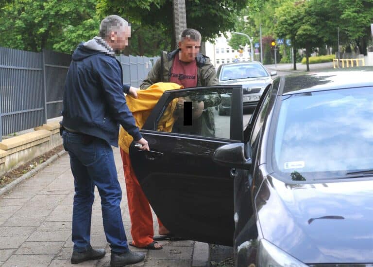 Atak pod szkołą. Nastolatek dostał kilka cios&oacute;w ostrym narzędziem w brzuch