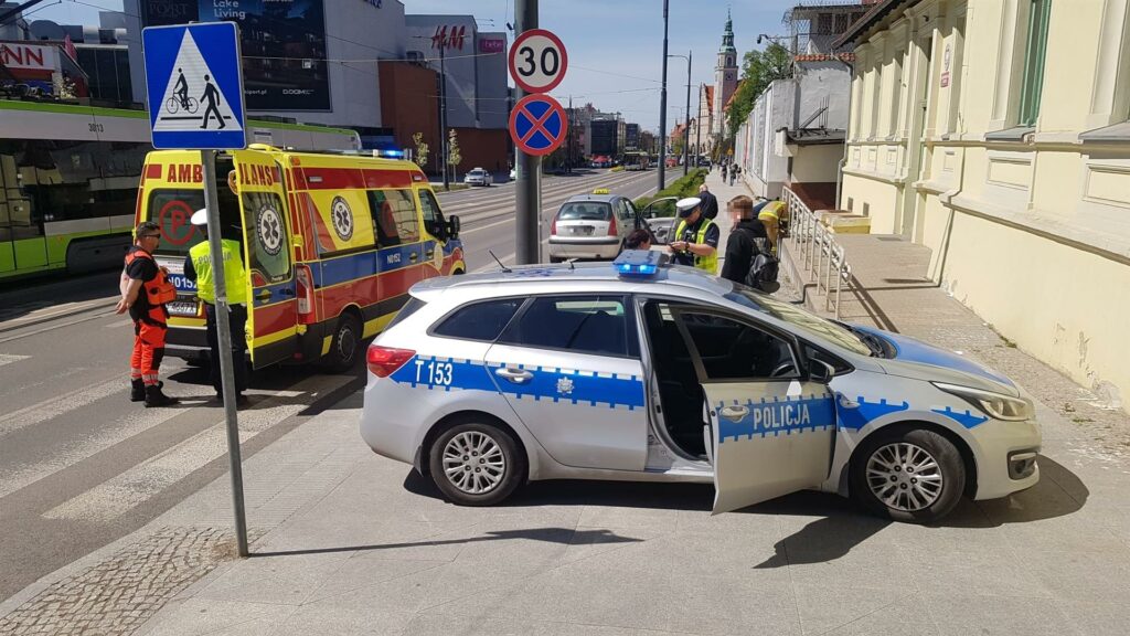 Dwie młode osoby na hulajnodze zderzyły się z taksówką w centrum Olsztyna