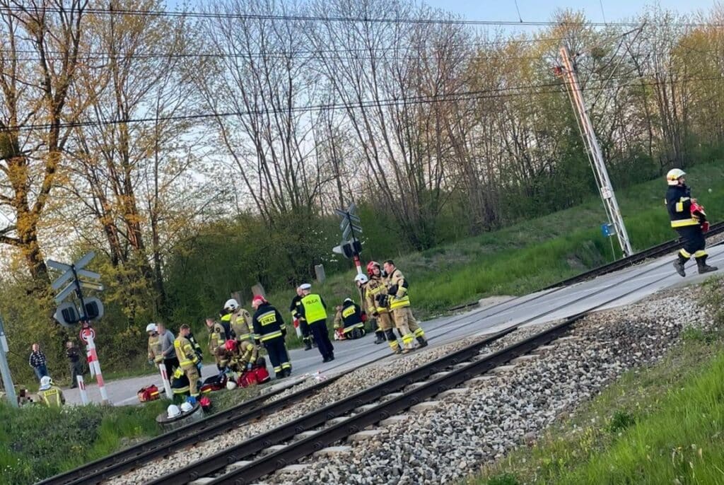 Potrącenie 6-letniego dziecka na przejeździe kolejowym przez pociąg potrącenie Olsztyn, Wiadomości, Wideo