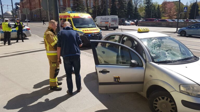 Dwie młode osoby na hulajnodze zderzyły się z taks&oacute;wką w centrum Olsztyna