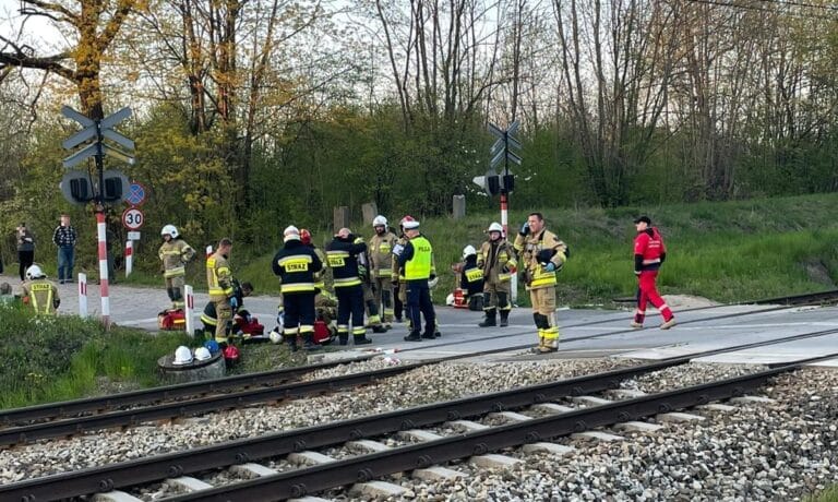 Potrącenie 6-letniego dziecka na przejeździe kolejowym przez pociąg