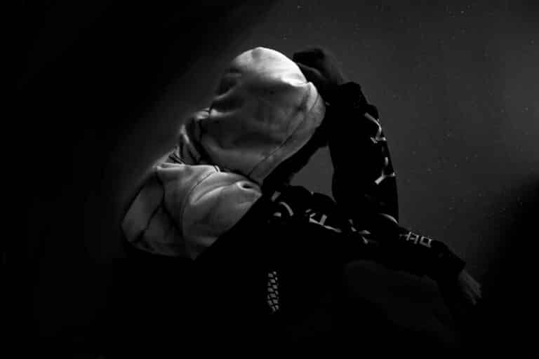 Bluza koc z kapturem – modne ubranie na chłodniejsze wieczory