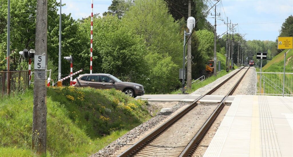 Młoda kobieta wjechała BMW na przejazd kolejowy ignorując opuszczające się szlabany pkp Olsztyn, Wiadomości