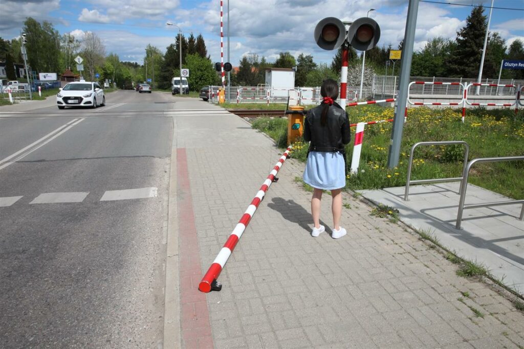 Młoda kobieta wjechała BMW na przejazd kolejowy ignorując opuszczające się szlabany pkp Olsztyn, Wiadomości