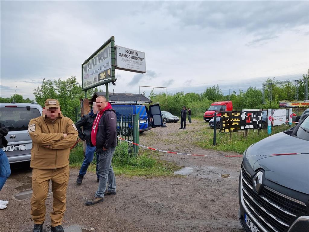 Nowe informacje. Na terenie komisu samochodowego znaleziono dwa ciała zabójstwo Olsztyn, Wiadomości