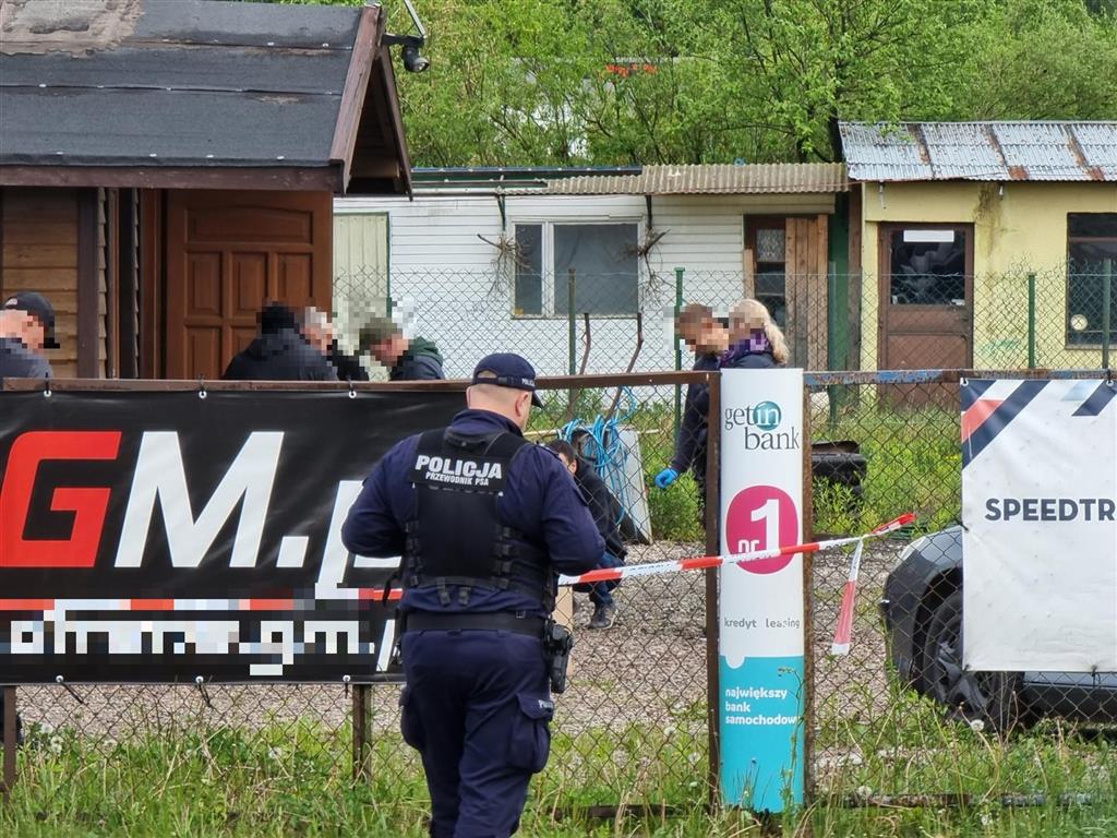Nowe informacje. Na terenie komisu samochodowego znaleziono dwa ciała zabójstwo Olsztyn, Wiadomości