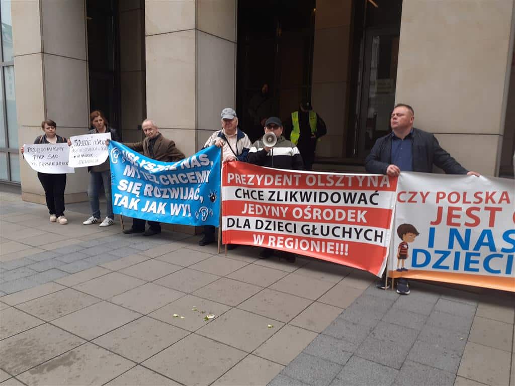 Protest w Warszawie poszkodowanych przez decyzje Piotra Grzymowicza
