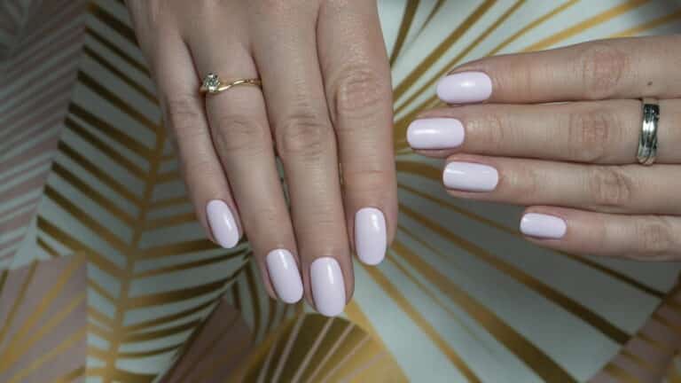 Pastelowe lakiery hybrydowe: przywitaj lato z pastelowymi paznokciami