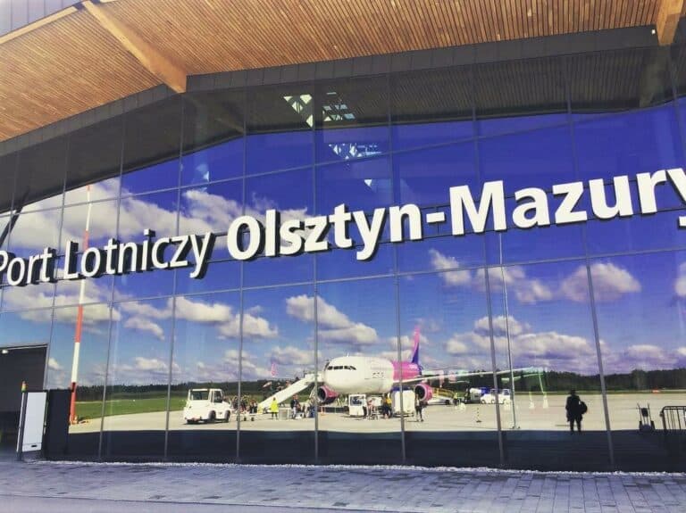 Kolej ugina się. Podstawi dodatkowe pociągi do lotniska w Szymanach, ale jest kolejny problem