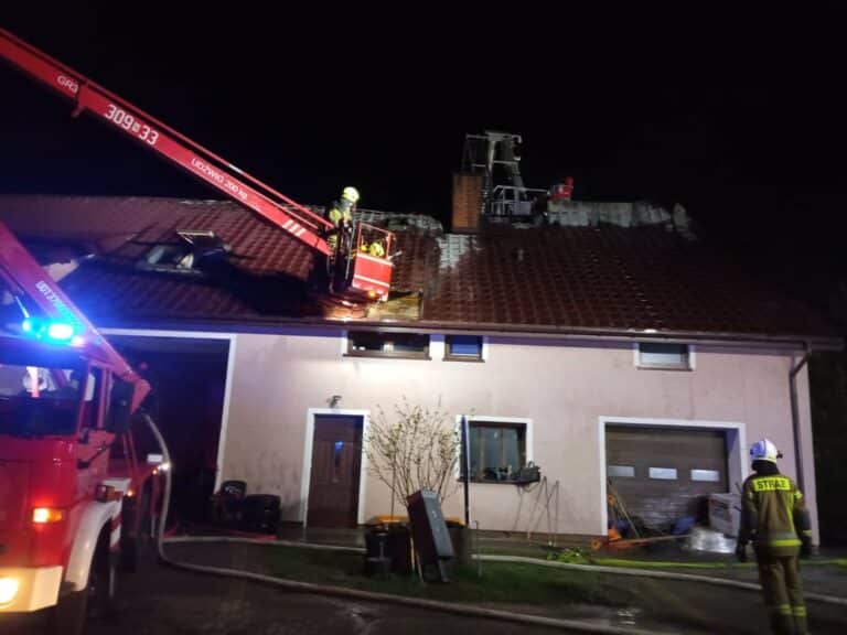 Pożar budynku mieszkalnego pod Olsztynem. Ewakuowano 30 os&oacute;b z Ukrainy