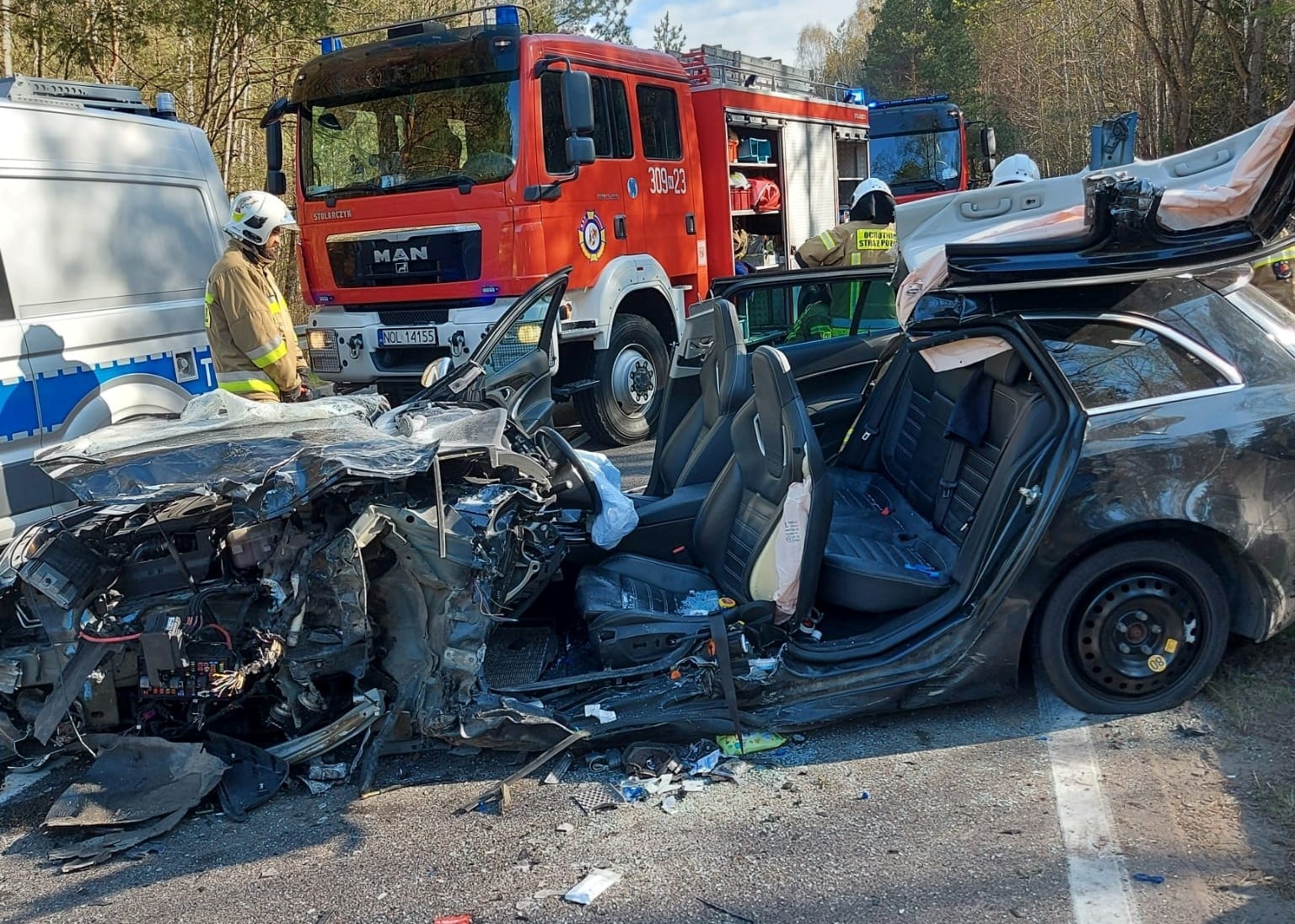 Cud na DK16? Ciężarówka zmiażdżyła samochód osobowy wypadek Olsztyn, Wiadomości, zPAP