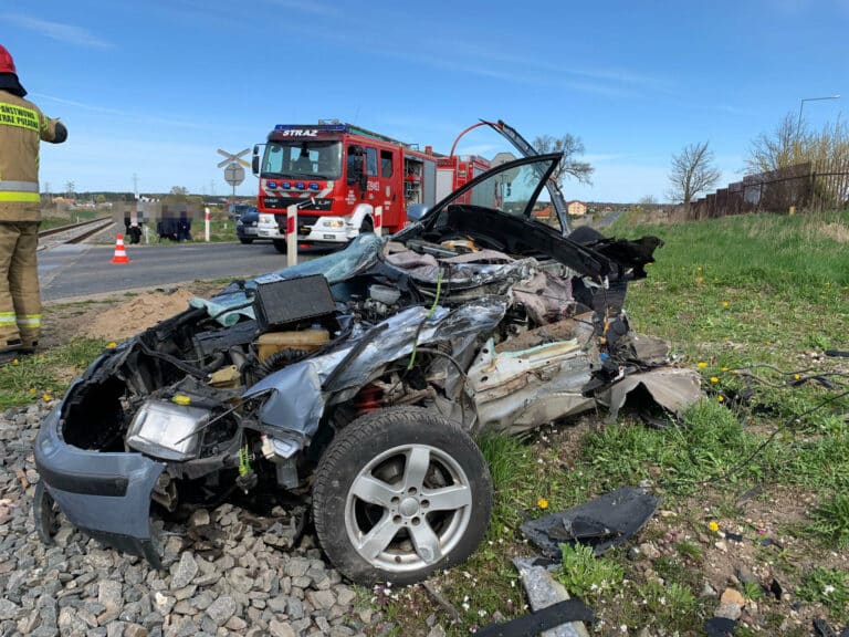 Kierowca zginął w wypadku na przejeździe kolejowym