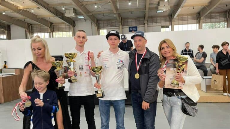 Kuba Wilczak z Olsztyna mistrzem Polski junior&oacute;w we fryzjerstwie męskim
