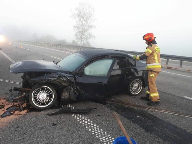 Zamglony poranek. BMW uderzyło w bariery ochronne