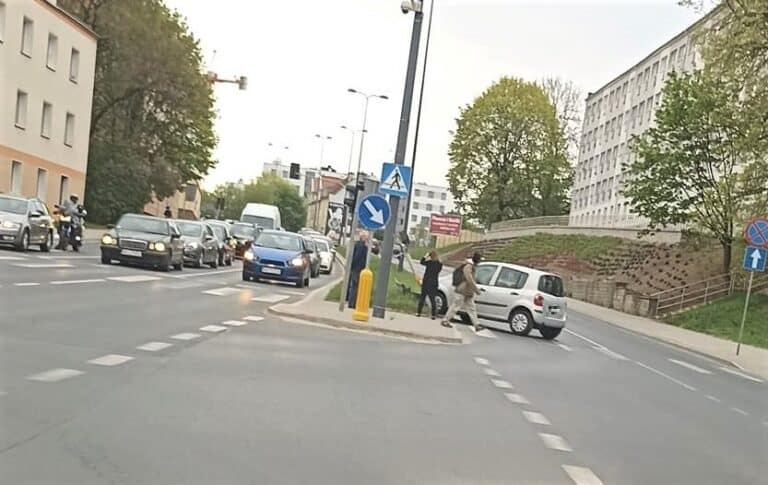 Olsztyn. 31-latka wjechała w sygnalizator świetlny