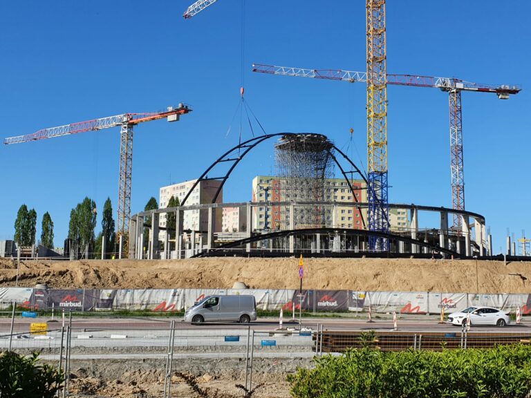Stawiają kopułę Hali Uranii