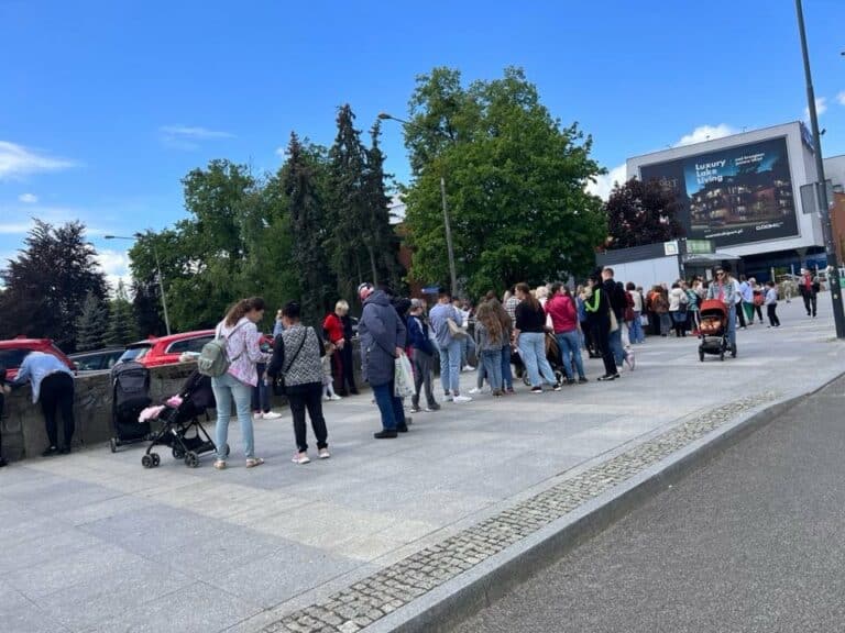 Ostatni moment. Utworzyła się już duża kolejka w centrum Olsztyna