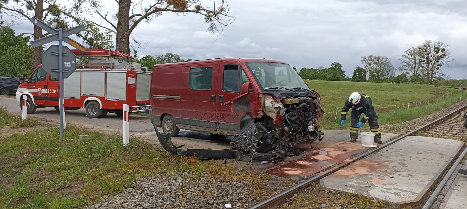 Kierowca nie wyhamował przed przejazdem i otarł się o pociąg na przejeździe kolejowym wypadek Szczytno, Wiadomości, zPAP
