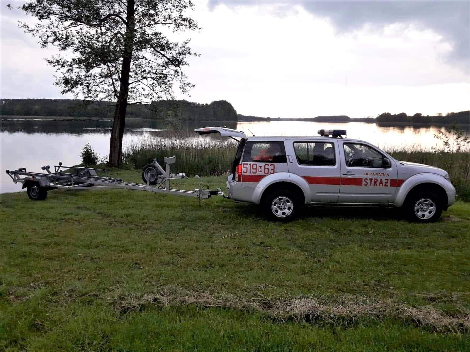 Dwóch mężczyzn uratowało wędkarza przed utonięciem w jeziorze jezioro Wiadomości