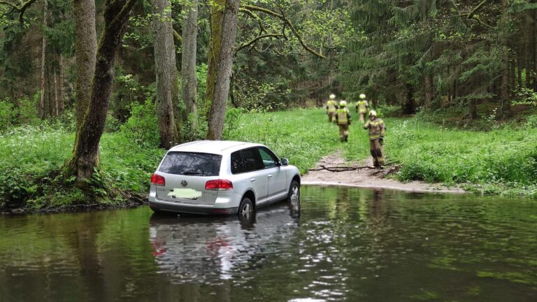 Ktoś zaparkował auto w rzece