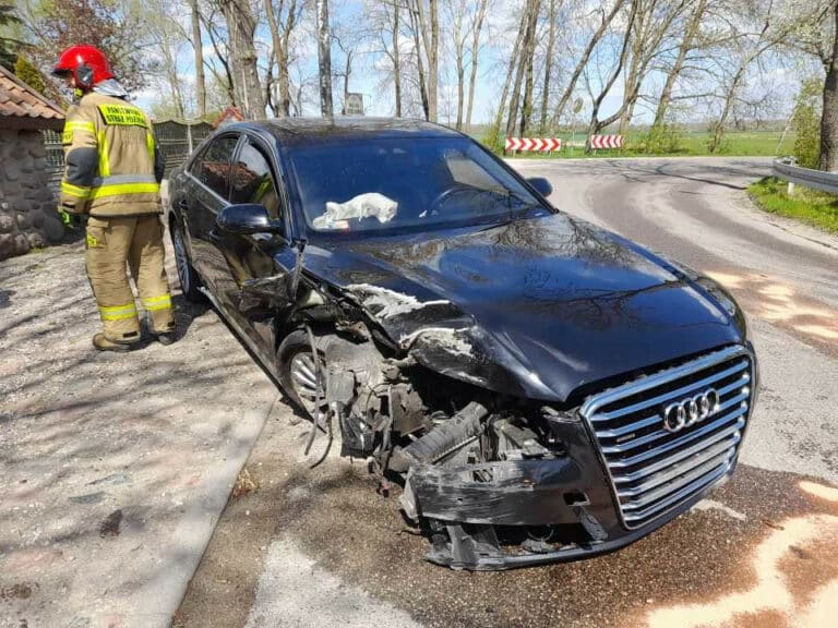 Mężczyzna kierujący audi zderzył się z drzewem