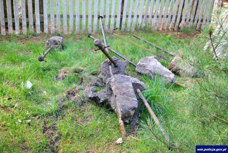 Konflikt o płot. Wykopał 16 słupk&oacute;w ogrodzeniowych