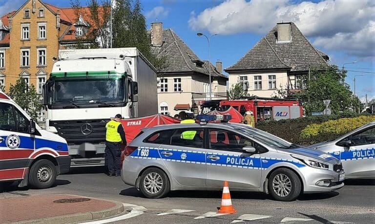 Ciężar&oacute;wka potraciła 81-latkę. Kierowca nie zauważył i ciągnął emerytkę kilkadziesiąt metr&oacute;w