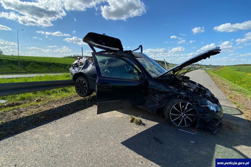 Skok przez płot. 29-letnia kierująca mercedesem z dwoma promilami na S7 wypadek Ostróda, Wiadomości