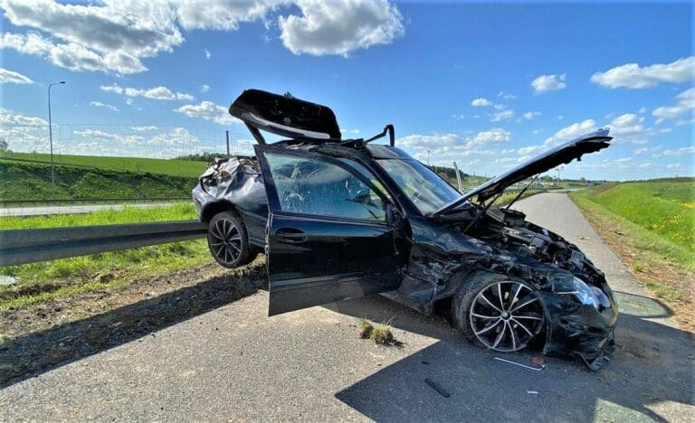 Skok przez płot. 29-letnia kierująca mercedesem z dwoma promilami na S7