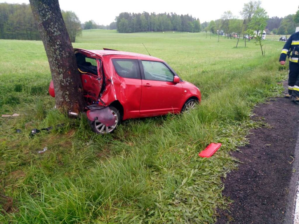 Tyłem auta uderzył w drzewo. Za kierownicą 20-latek wypadek Mrągowo, Wiadomości