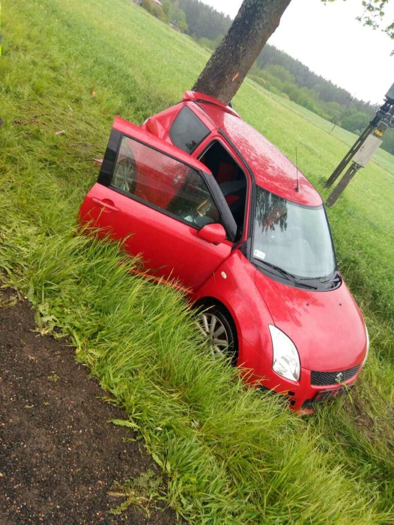 Tyłem auta uderzył w drzewo. Za kierownicą 20-latek wypadek Mrągowo, Wiadomości