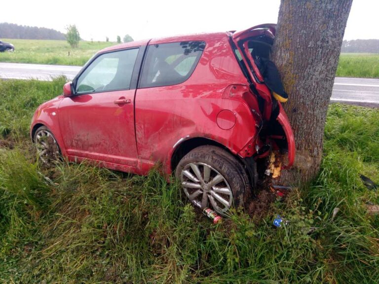 Tyłem auta uderzył w drzewo. Za kierownicą 20-latek