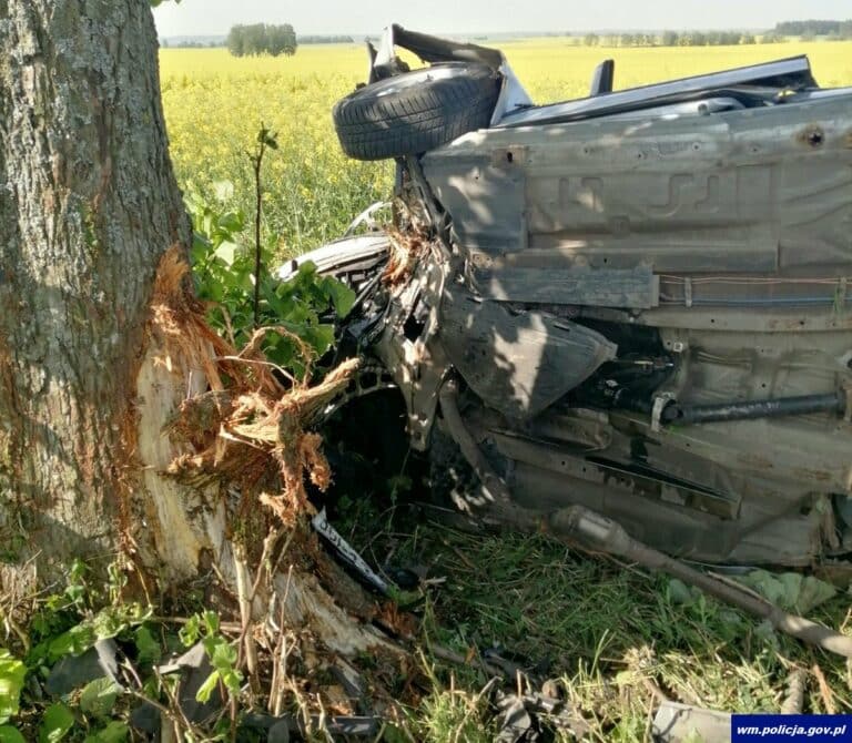 Wypadek BMW. Grupa dochodzeniowo-śledcza i technicy kryminalistyki pracowali na miejscu