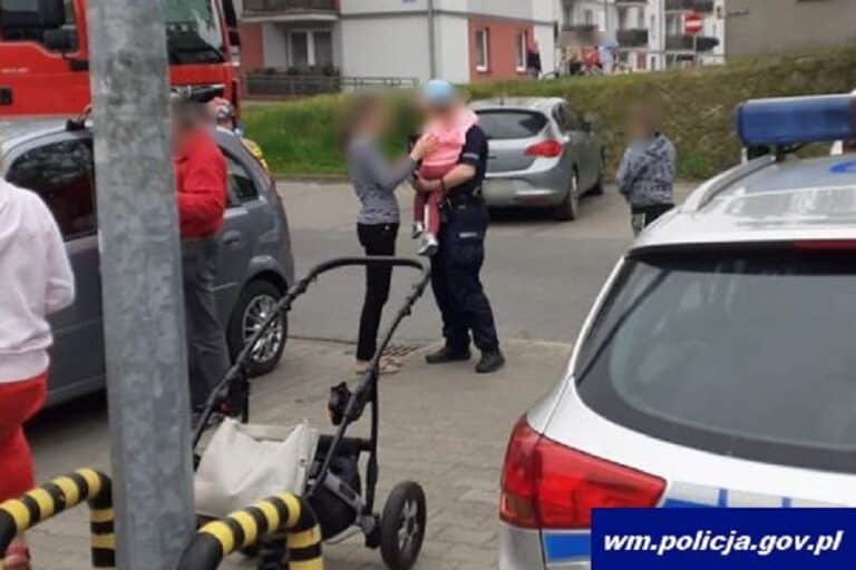 Kobieta zatrzasnęła w samochodzie kluczyki i… dwumiesięczne dziecko