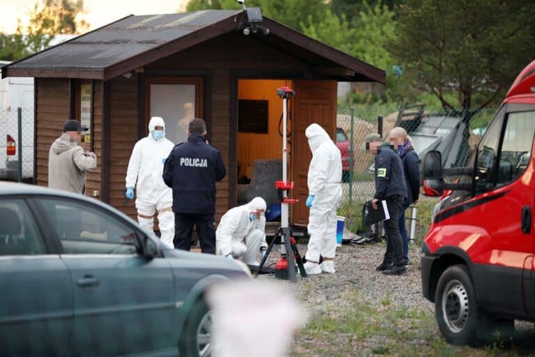 Nowe informacje. Na terenie komisu samochodowego znaleziono dwa ciała