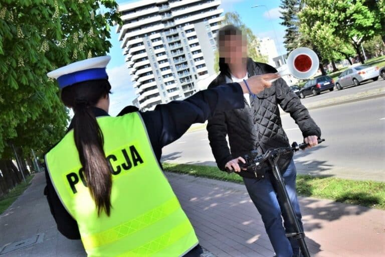 Policjanci będą kontrolować prędkość osób jeżdżących hulajnogami elektrycznymi